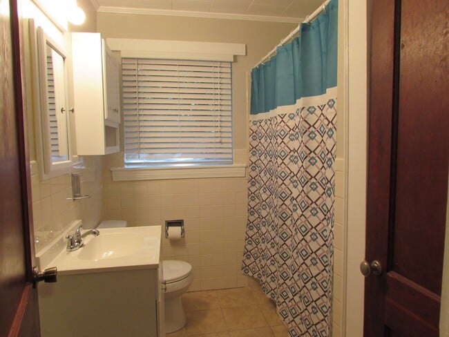 Building Photo - Spacious 2 Bed/1 Bath Duplex - Updated - F...