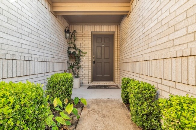 Building Photo - 1608 Pointe Leone