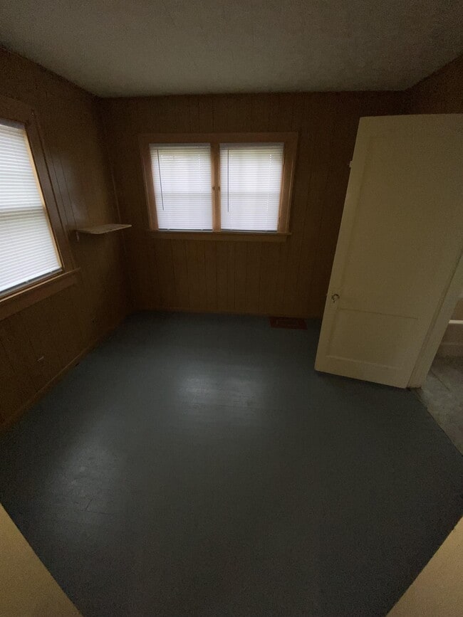 Building Photo - 947 Center Point Rd NE