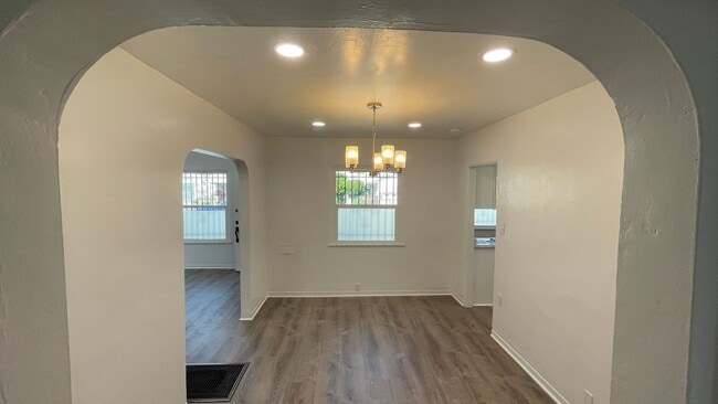 Building Photo - West LA Gem - 2 bed / 1 bath