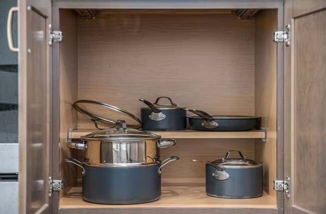 Building Photo - Fully Furnished 2 Master Suites | Luxe Townhome Near UNMC