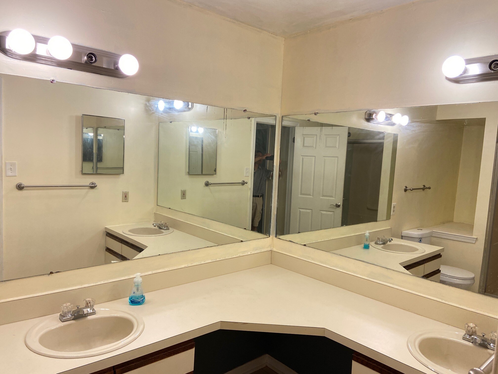 Master bathroom - 304 Diamond Dr