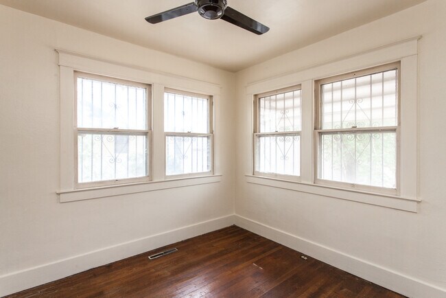 Building Photo - EDo BRICK BUNGALOW 1/BD 1/BA 1/CG