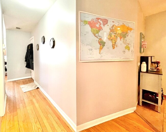Building Photo - Spacious 2 bd/1 bath Condo in Lincoln Park!