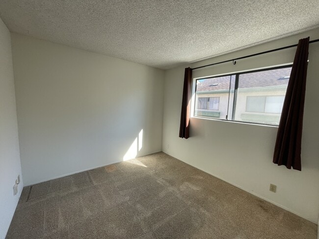 Building Photo - 8722 Villa La Jolla Dr