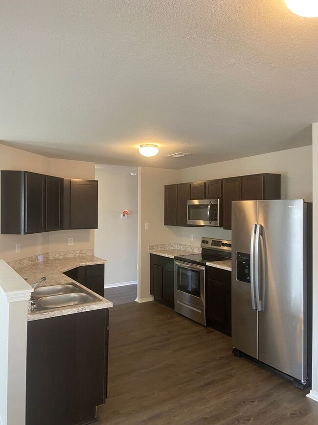 Building Photo - Pre-Leasing | Beautiful 3 Bedroom, 2 Bathroom Home in Fairview Haven with a Private Fenced Backyard
