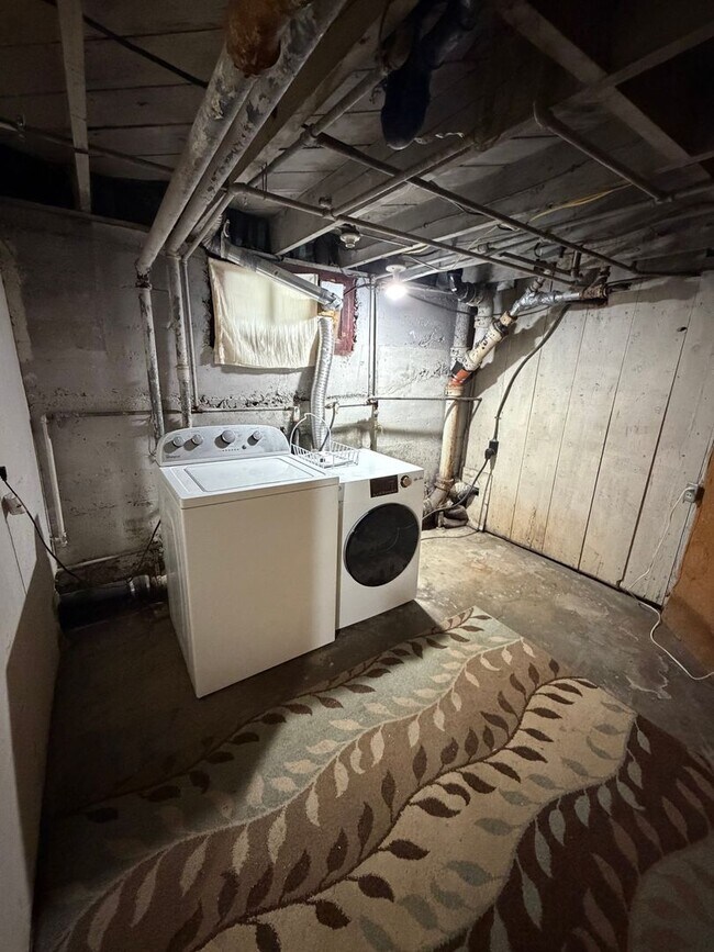 Building Photo - Large 3 bed 2 bath located close to downtown