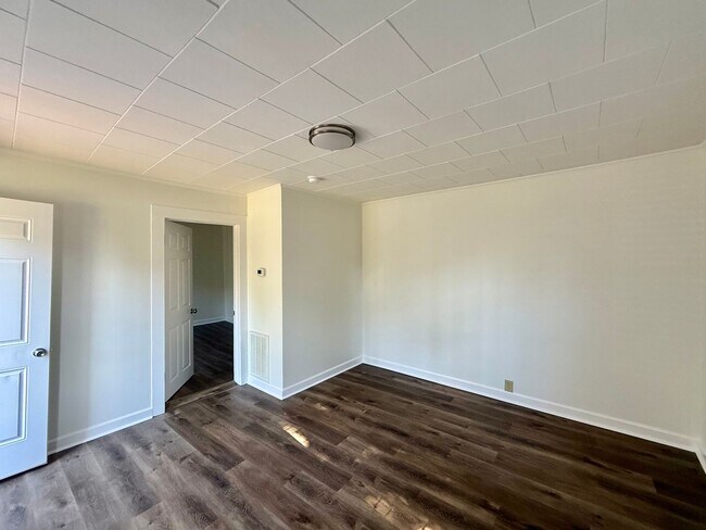 Building Photo - Cozy 1BR • 1BA Home Near Downtown Burlington!