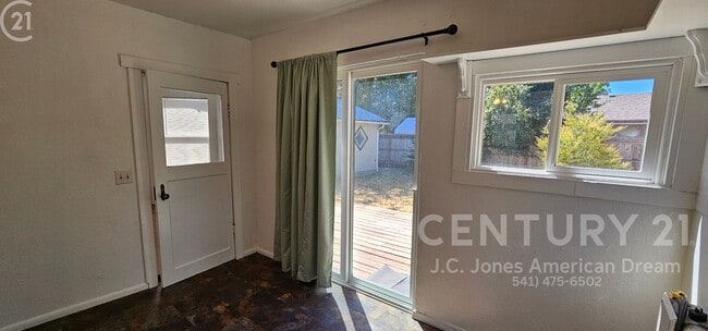 Building Photo - Minutes to Downtown Grants Pass