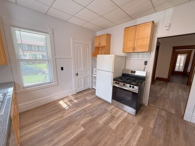Building Photo - 116 Lathrop St