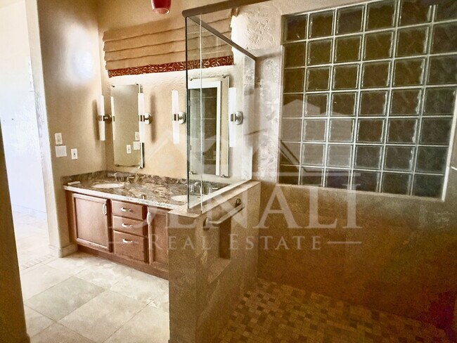 Building Photo - 3533 N Desert Oasis
