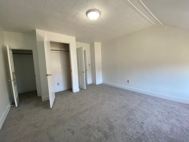 Building Photo - 2 Bedroom 1 Bathroom Unit Available in Urb...