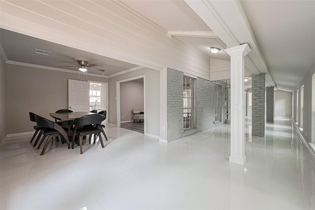 Building Photo - 10815 Creektree Dr