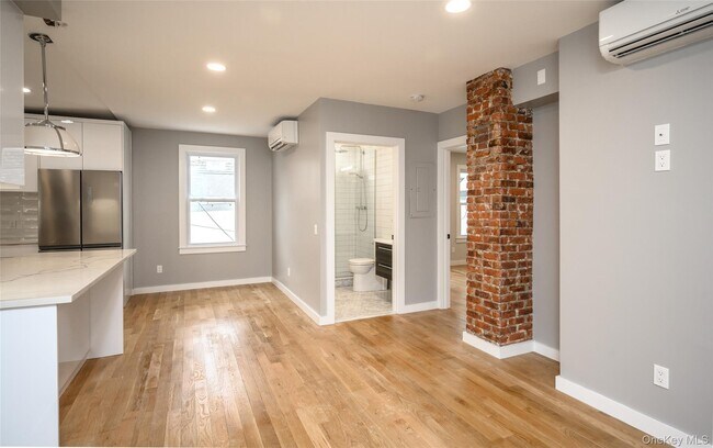 Building Photo - 86 Main St