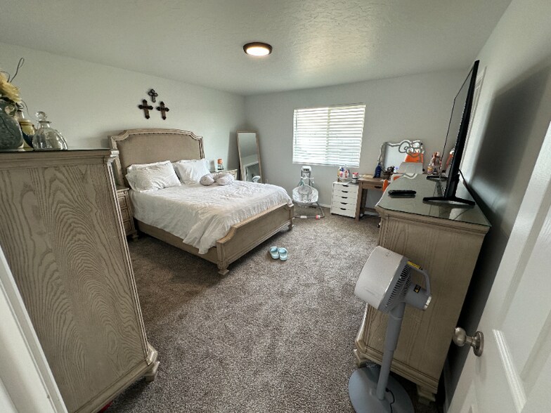 Building Photo - 1860 SW Sharpshinned Ave