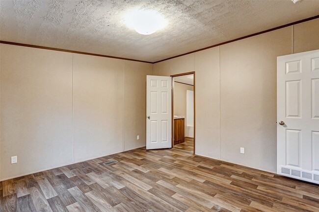 Building Photo - 10757 Doe Hill Dr