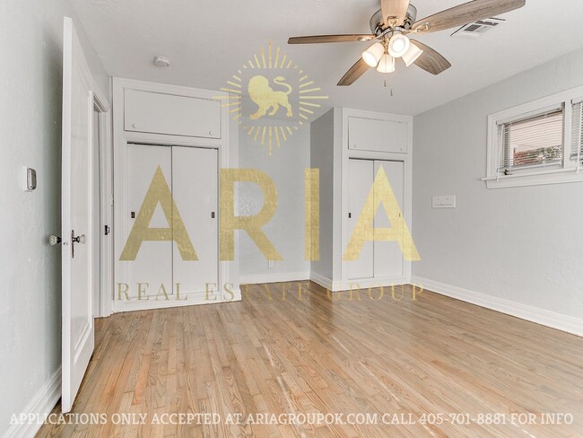 Building Photo - COMING SOON! 2 Bed/2 Bath Duplex Super Clo...
