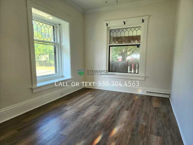 Building Photo - 687 Allyn St