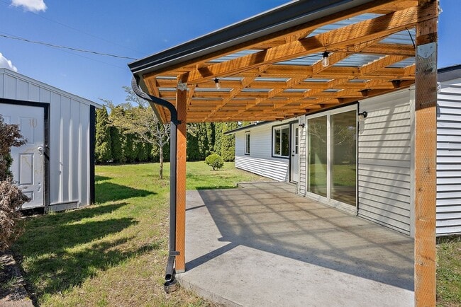 Building Photo - Renovated 3-Bed Rambler in Lakewood | Priv...
