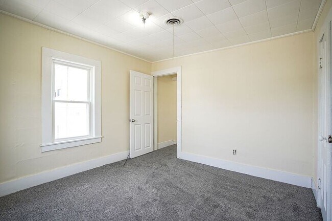 Building Photo - 32 Joy St