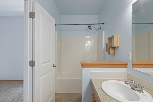 Building Photo - MOVE IN READY! 2 bed, 2 bath townhouse. No...