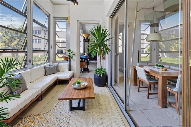 Building Photo - 2200 Park Ln