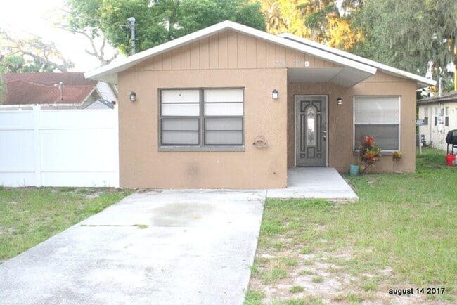 Building Photo - Updated 3 bed 2 bath Close to downtown