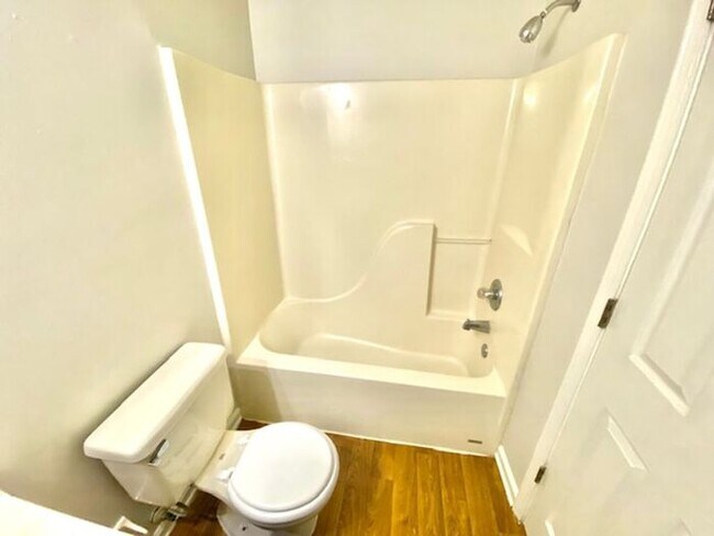 Building Photo - Available Now! 3 Bedroom 2 Bath Home in Co...