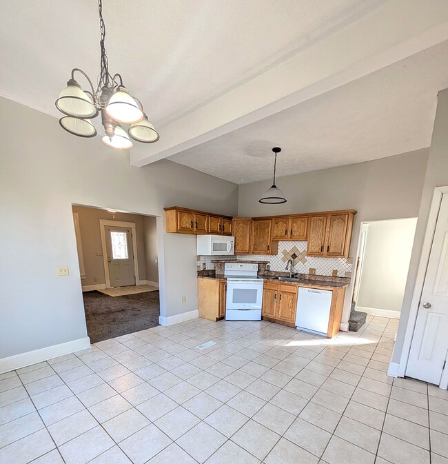 Building Photo - 817 S Newton Ave