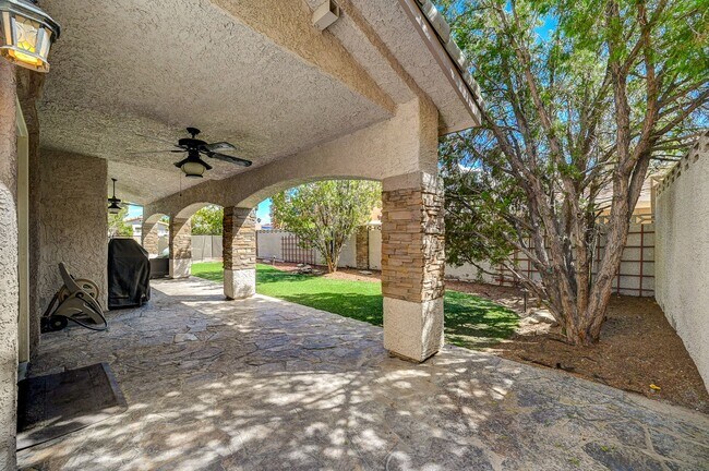 Building Photo - Charming 4 bedroom 3 bath fully furnished pool home in the heart of spring valley!