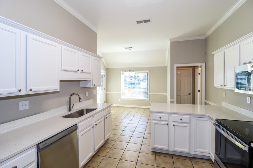 Building Photo - 8901 Raspberry Ln