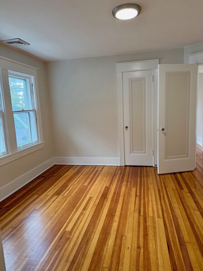 Building Photo - 302 Hasbrouck Ave
