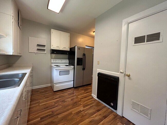 Building Photo - Available August 20th, 2026!!