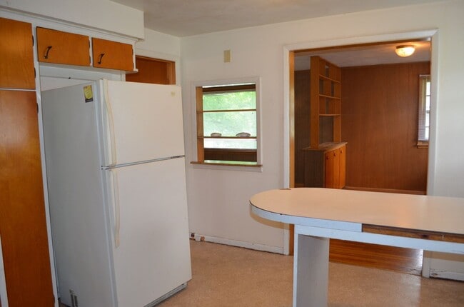 Building Photo - 3 bed, 2 bath home in Parkade area