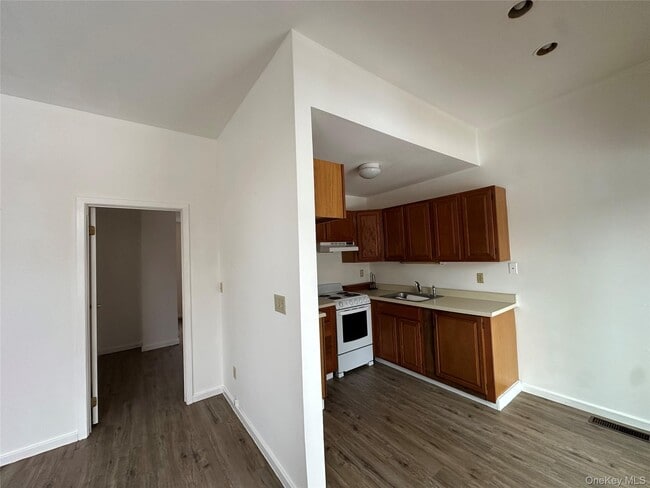 Building Photo - 165 Ulster Ave