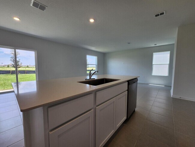 Building Photo - GORGEOUS 4-Bedroom Home in Lake Wales