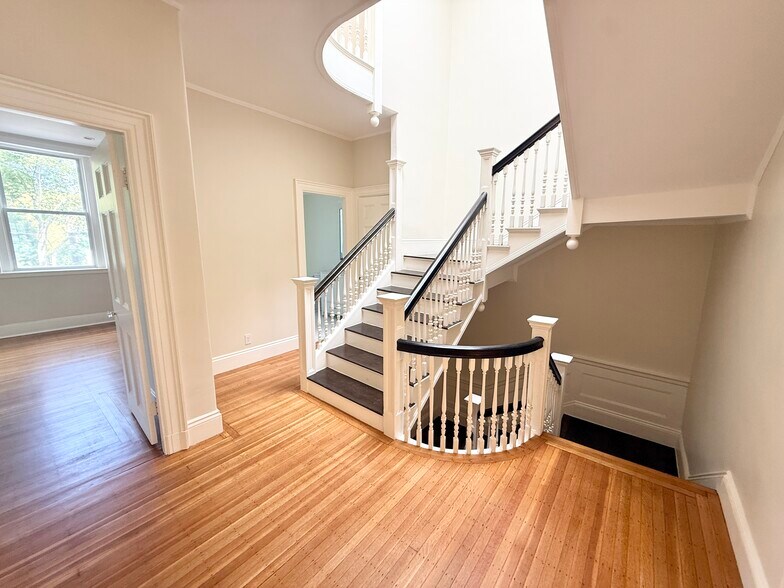 Building Photo - 1726 Beacon St