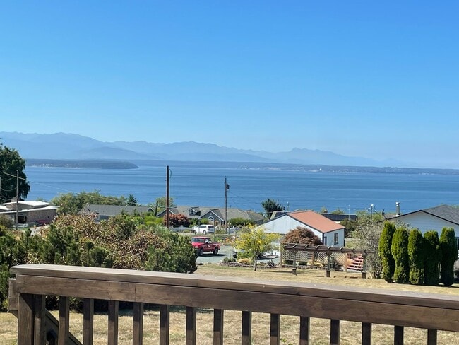 Building Photo - Lovely Mid-Island Home Available August 19th!