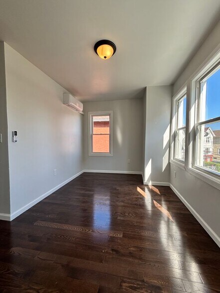 Building Photo - 837 Penfield St