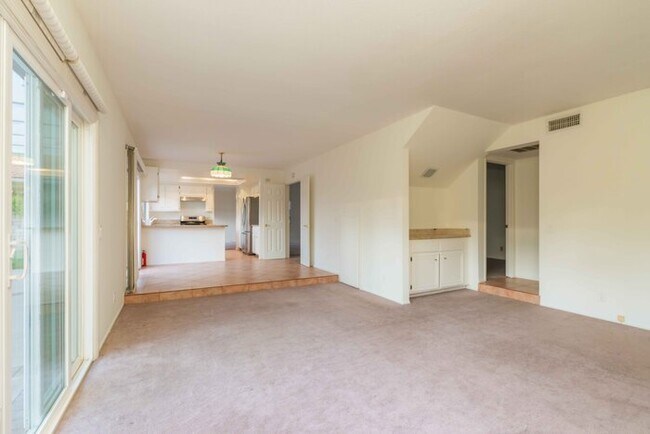 Building Photo - Beatiful house next to golf course.