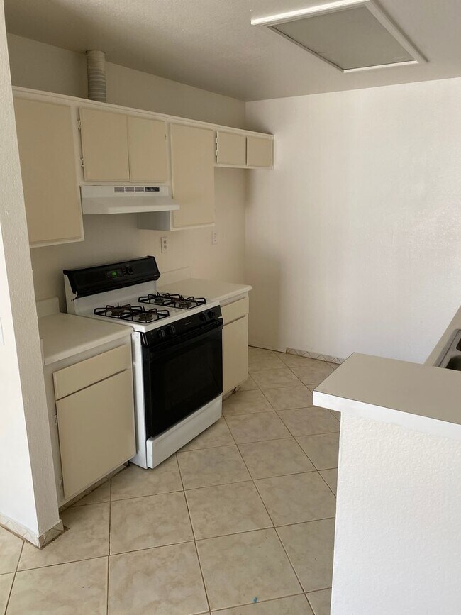 Building Photo - 4 BEDROOM ADELANTO HOME