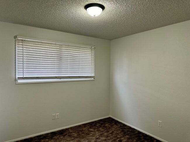Building Photo - Spacious 3bdrm, 1bath Apt in Moyina Heights