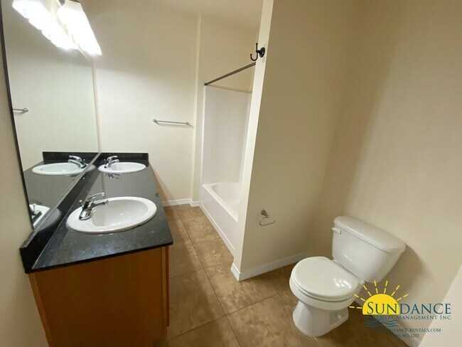Building Photo - Beautiful 3 Bedroom Townhouse Near Hurlburt Field!