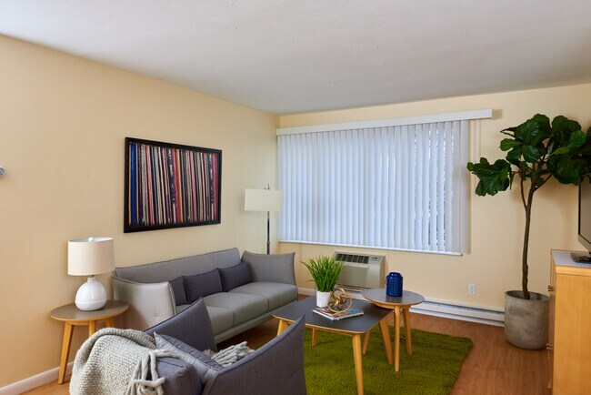 Building Photo - Golden Hill Apartments