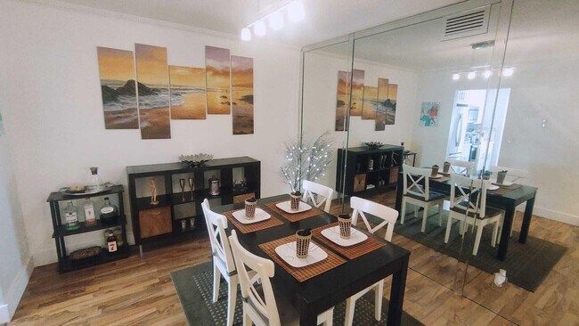 Building Photo - 1958 Monroe St