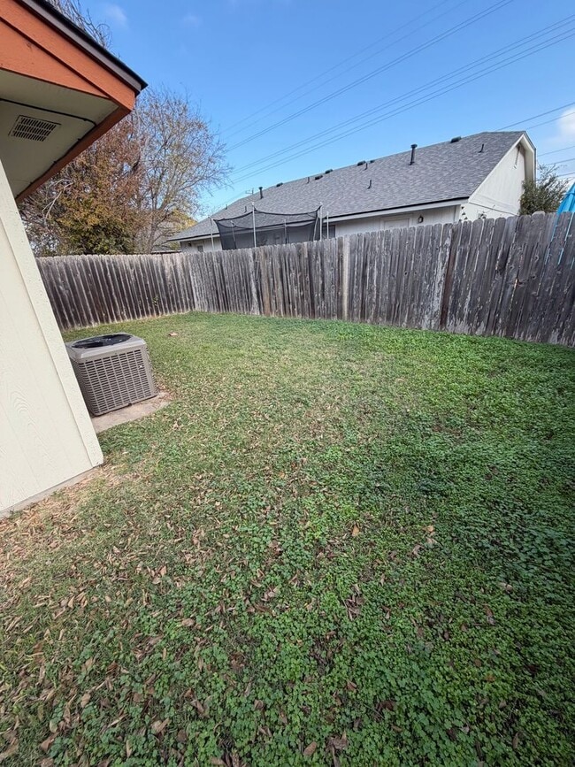 Building Photo - 3/2 with backyard (llarda)