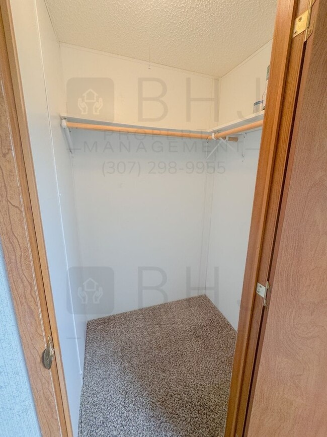 Building Photo - Dog Friendly, 3 Bed/ 2 Bath SFH