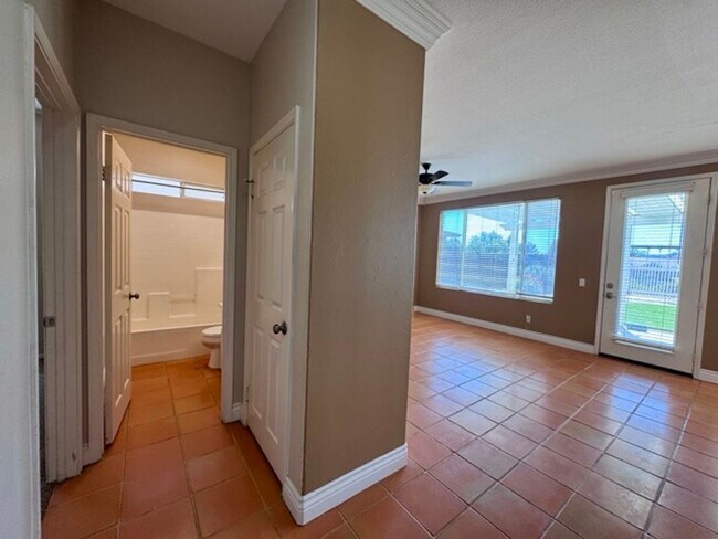 Building Photo - Beautiful 4 Bedroom + Office Home for Lease