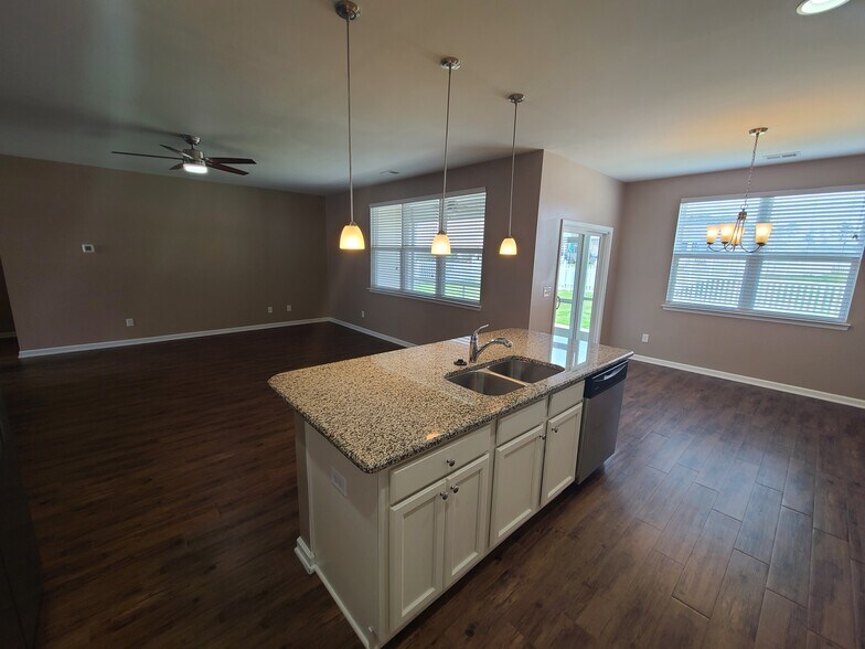 Building Photo - 1013 Manassas Dr