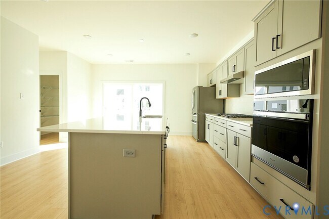 Building Photo - 15337 Sunray Wy